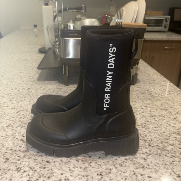 Size 37 Off-White Sponge Rubber Rain boot Black White.
EU: 37 US: 7 UK: 4 - Picture 3 of 12